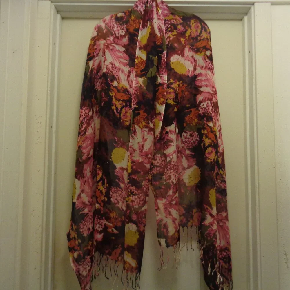 OLD WORLDE STYLED BIG PINK DIFFUSED FLORALS PRINT SCARF W FRINGE